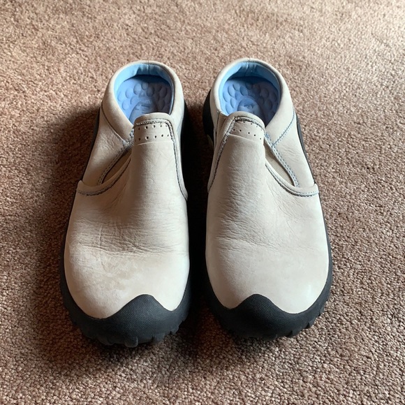 Privo size 6.5 cream clogs - Picture 1 of 3